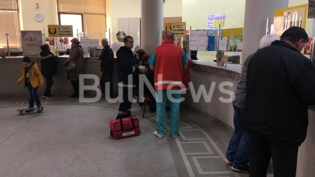 Нещо страшно споходи жена в пощата във Враца (СНИМКИ)