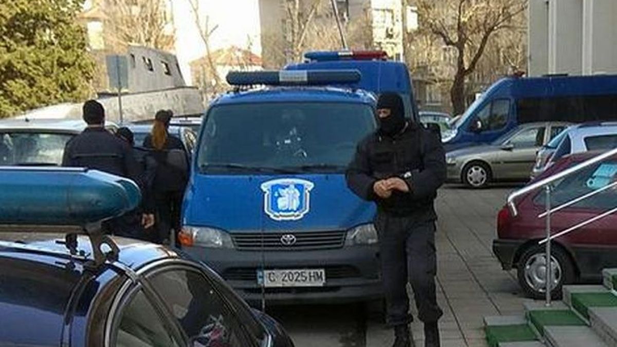Босът на "Килърите", обкръжен от 15 тежковъоръжени ченгета, влезе в Съдебната палата в Бургас