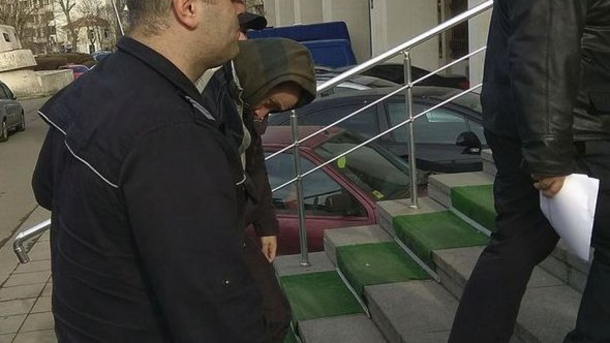 Мариан, убил с нечувана жестокост родната си майка,  влезе засрамен в бургаския съд