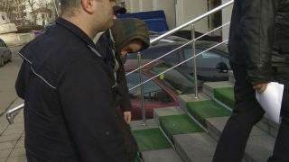Мариан, убил с нечувана жестокост родната си майка,  влезе засрамен в бургаския съд