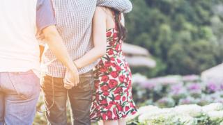 19-годишна спи с бащата на гаджето си – изпя си всичко в нета