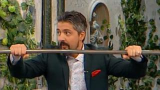 Шоу! Стефан като президента Радев, прави коремно в ефир, а Гала се разтапя отстрани: Ти си моята стомана! (СНИМКИ)