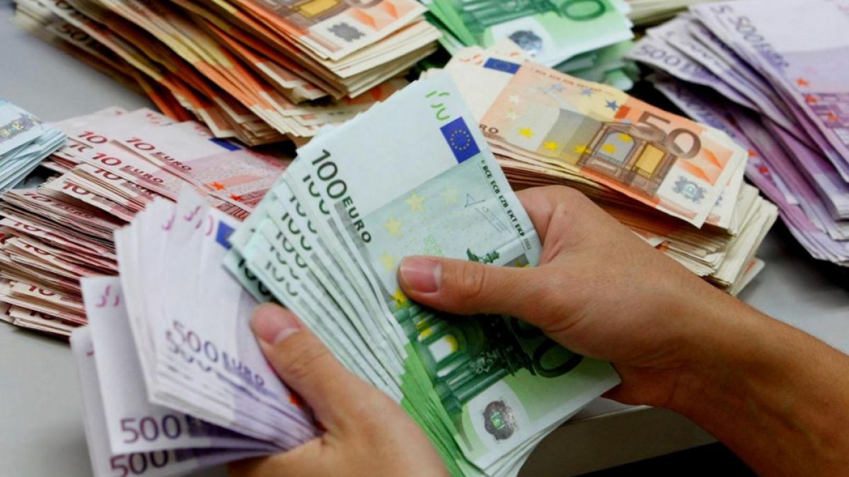 Мъж намери в кофа за боклук куфар с 8 милиона евро, не е за вярване какво се случи после 