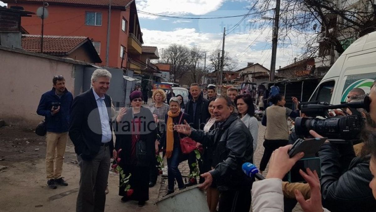 Позорна картинка! Швейцарски посланици влязоха в „Столипиново“ – изсипаха им кофа с боклуци в краката (СНИМКИ)