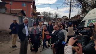 Позорна картинка! Швейцарски посланици влязоха в „Столипиново“ – изсипаха им кофа с боклуци в краката (СНИМКИ)