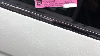 Само в БЛИЦ! Малка розова бележка върху кола на момиче в "Младост 1" върна вярата на жените в българските мъже (СНИМКИ)