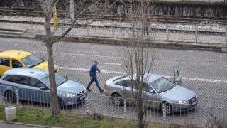 Първо в БЛИЦ! Грозен и долен мутренски екшън на столичния бул. "Цар Борис III"! (СНИМКИ)