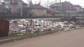 Така живее ли се? Квартал в Монтана тъне в боклуци, а от общината... (СНИМКИ)