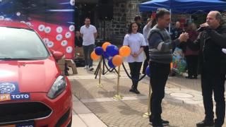 Ямбол осъмна с паркиран чисто нов червен автомобил в центъра на града 