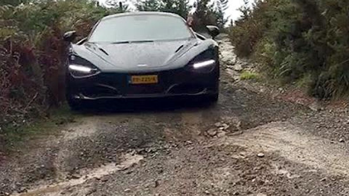 Вижте как McLaren 720S гази черен път (ВИДЕО)