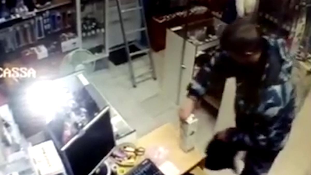 "Престъплението на века"! Охранител открадна гумен вибратор (ВИДЕО)
