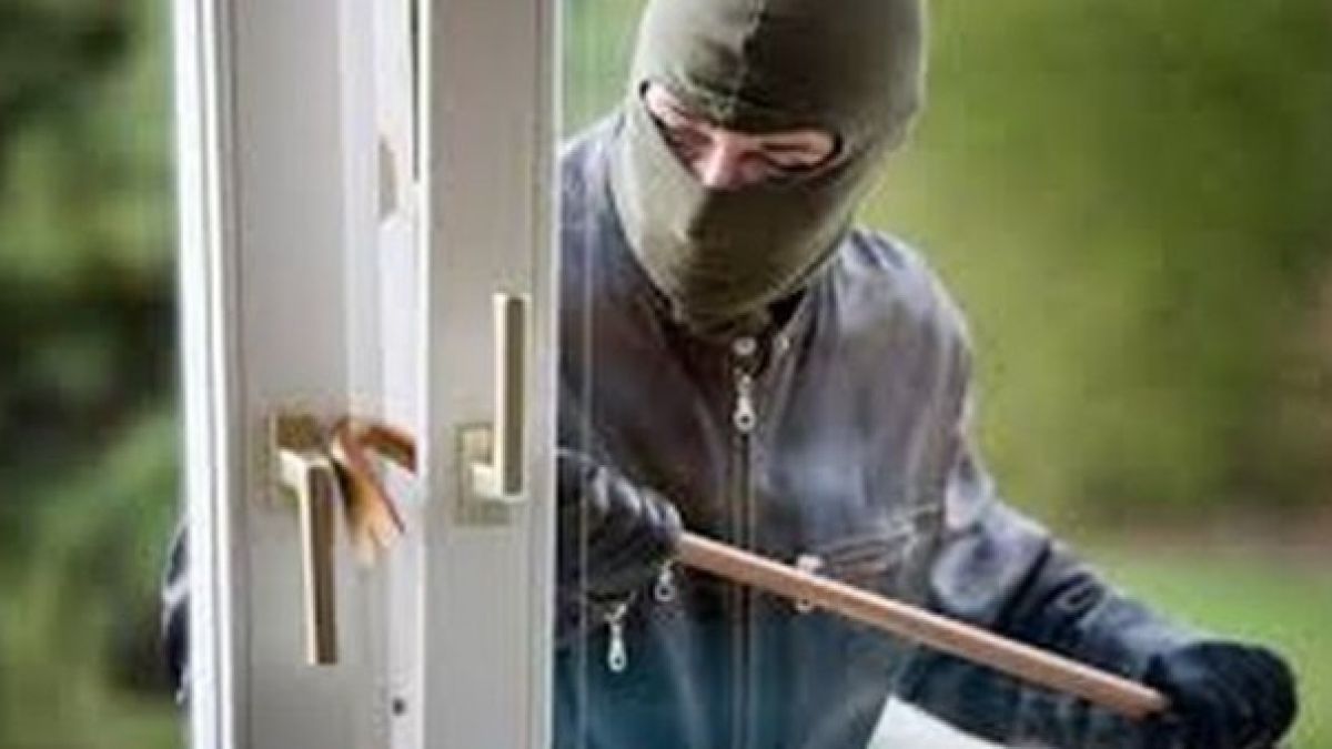 Уникално ВИДЕО: Крадец заседна във вратата, на ограбения от него магазин