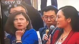 Китайска журналистка подлуди мрежата с реакциите си в национален ефир (ВИДЕО)