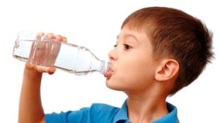 Опасно! Пием бутилирана вода, а после нещо страшно се случва в организма ни!