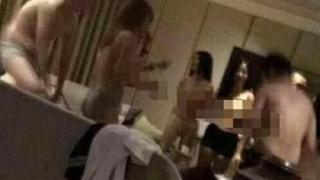 Скандално ВИДЕО 18+ показва как пилоти и стюардеси се награбват голи и си устройват групов секс