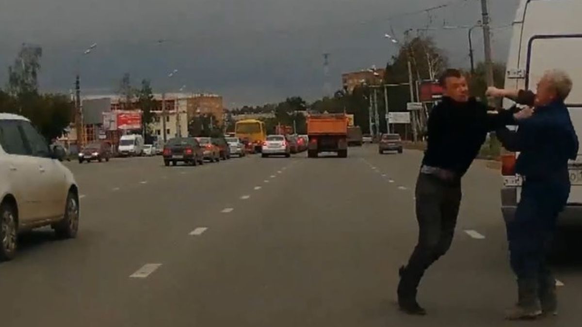 Екшън на Сточна гара, меле между сотаджии и мъжаги от БМВ!