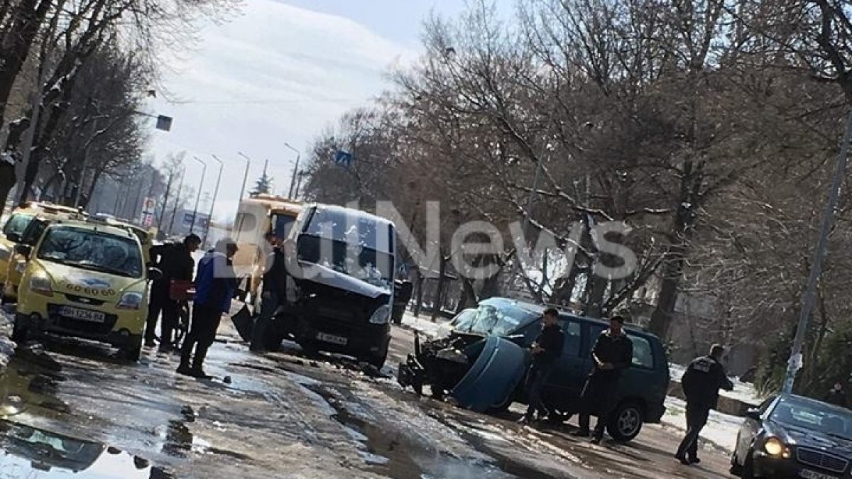 Две коли се помляха в центъра на Видин, има пострадал (СНИМКА)