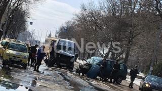 Две коли се помляха в центъра на Видин, има пострадал (СНИМКА)