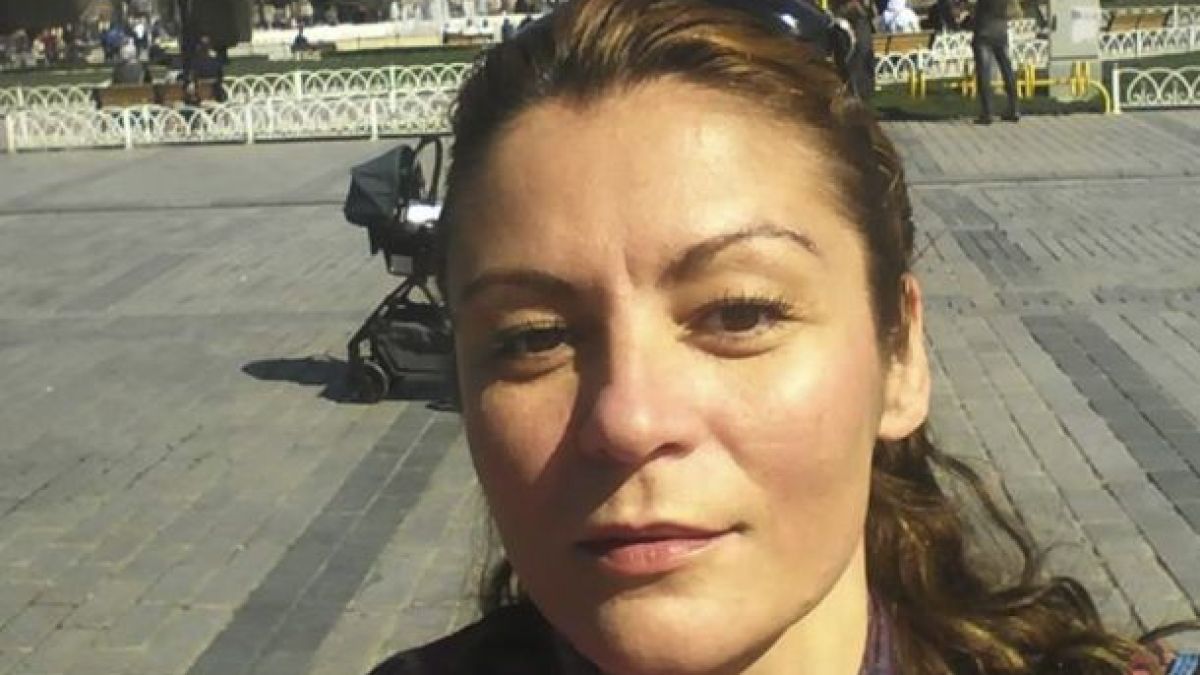 Изпълнителката на „Син талисман” се срина в депресия, след като загуби сладката си държавна служба (СНИМКИ)