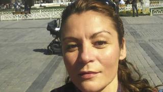 Изпълнителката на „Син талисман” се срина в депресия, след като загуби сладката си държавна служба (СНИМКИ)