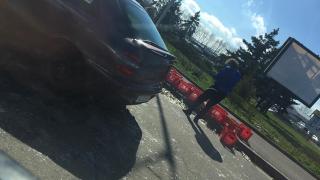 Два камиона се удариха до КАТ в Бургас, кръгово е посипано със стъкла от бутилки (СНИМКИ)