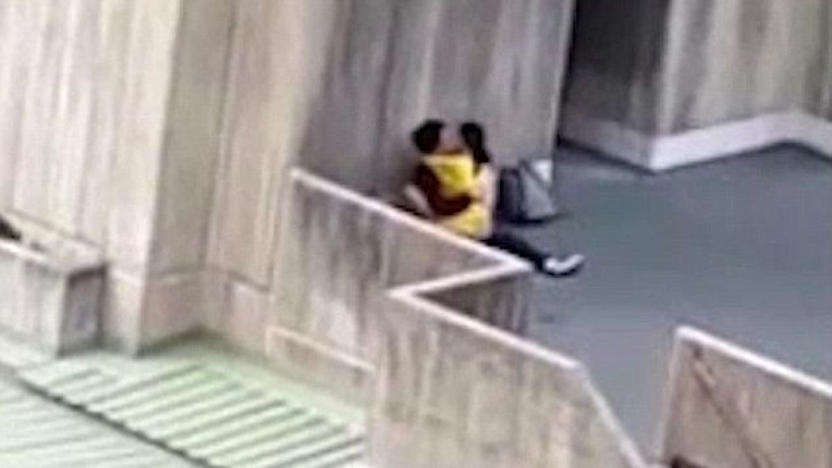 Двойка студенти бяха запечатани на ВИДЕО 18+ как правят секс посред бял ден до стената на университетско общежитие (СНИМКИ 18+)