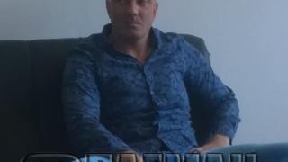 Скрита камера: Бабата, екзекутирал наркобоса Костов, нарушава домашния си арест (ВИДЕО)