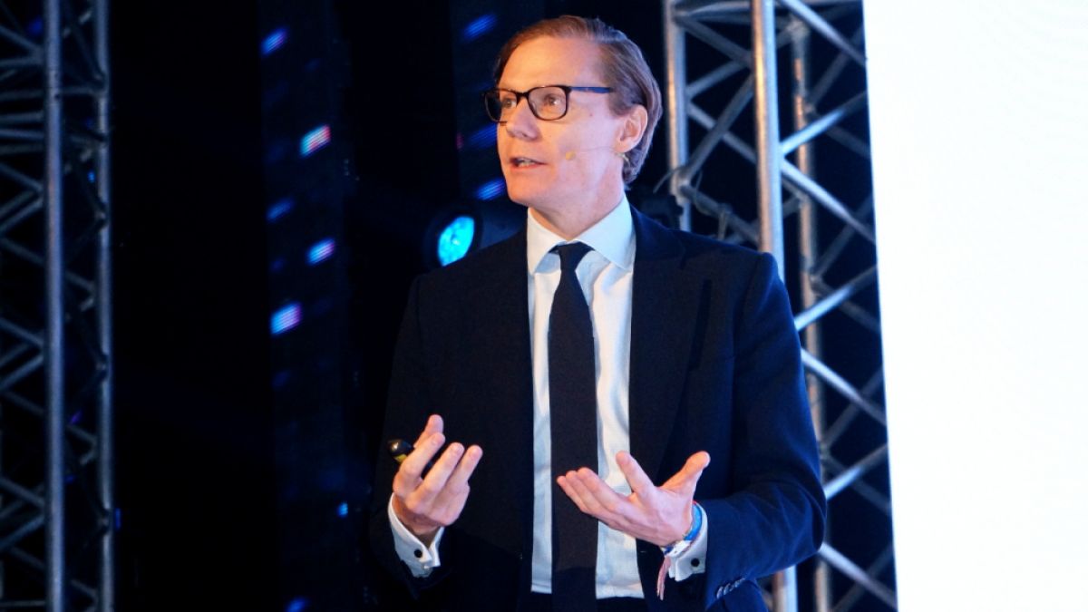 Взеха главата на шефа на Cambridge Analytica след скандала с Фейсбук 
