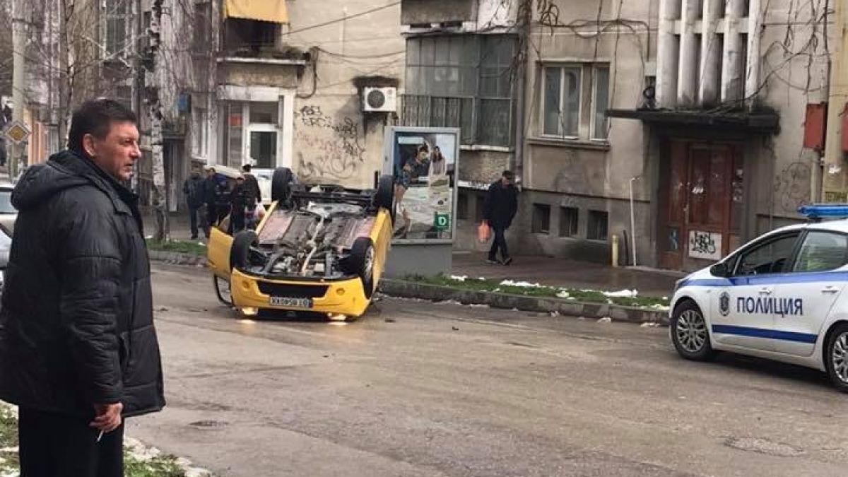 Търновски таксиджия направи зрелищна каскада на метри от автобусна спирка (СНИМКА)