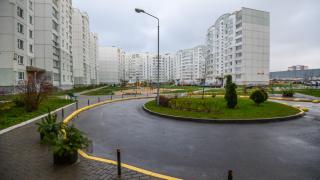 Домоуправител си направи вила с барбекю и игрище върху покрива на блок (ВИДЕО)