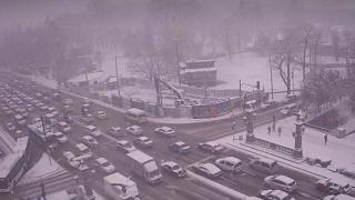 България в лапите на виелицата! Затварят магистрали, снегорините не смогват, тежки задръствания в столицата (СНИМКИ/ВИДЕО)