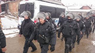 Първо в БЛИЦ: Война в Розино, две ромски фамилии се сбиха, селото окупирано от полиция  и жандармерия