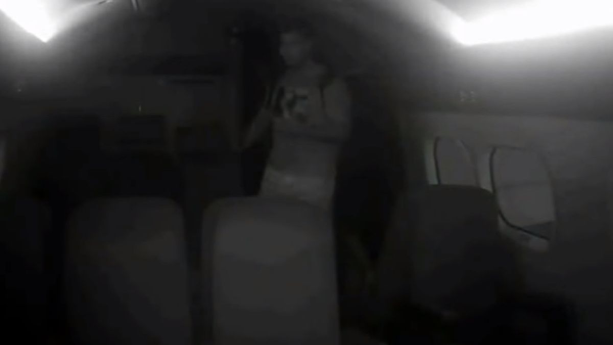 Мъж засне призрак на жена на борда на самолет от Втората световна война (ВИДЕО)