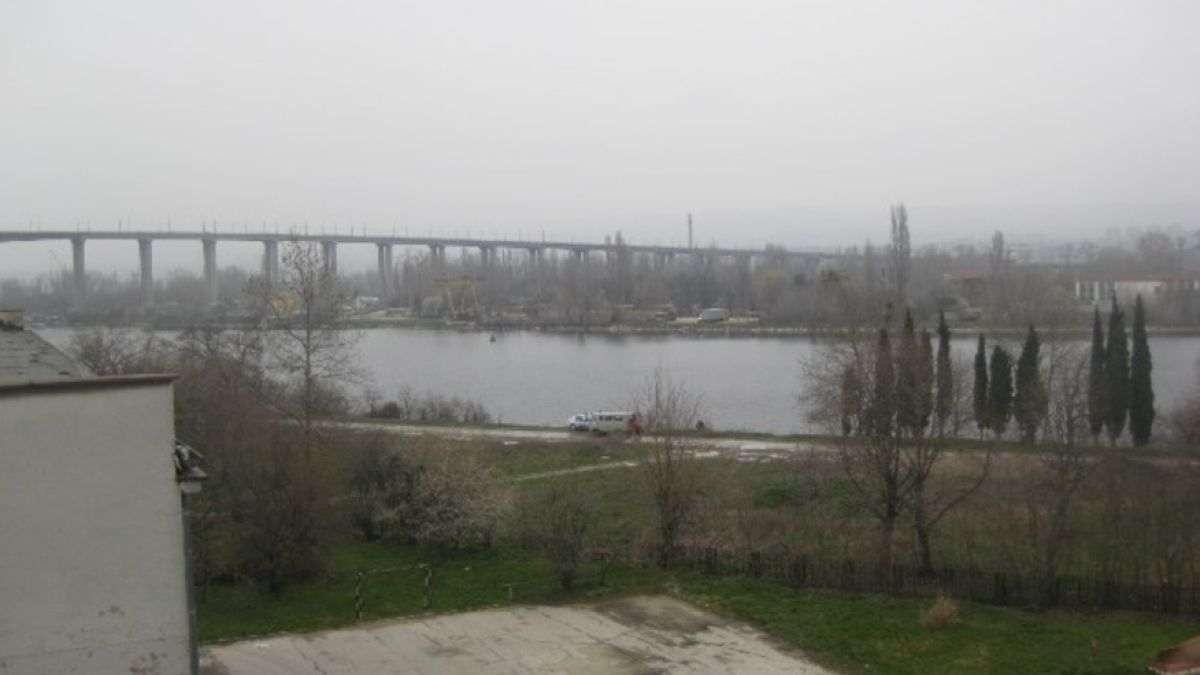 Ученици от Варненската морска гимназия погледнаха през прозорците и видяха страшна гледка на Аспаруховия канал, която ще ги преследва цял живот!