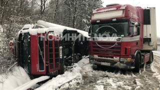 Благоевградски ТИР се гътна на "Хемус" (СНИМКА)