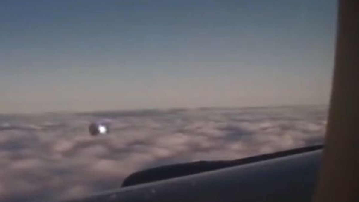 Цялата мрежа се чуди и мае какво е това чудо, което лети до самолет (СНИМКА)
