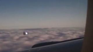 Цялата мрежа се чуди и мае какво е това чудо, което лети до самолет (СНИМКА)