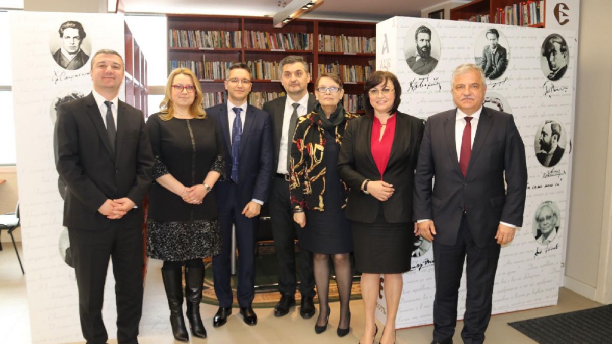Нинова отиде в Македония и занесе подаръци (СНИМКИ)