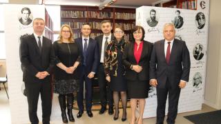 Нинова отиде в Македония и занесе подаръци (СНИМКИ)