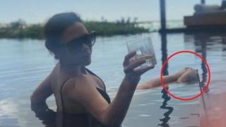 Виктория Бекъм отмаря в басейна с чаша в ръка, но... какво се е случило с краката й? (СНИМКА)