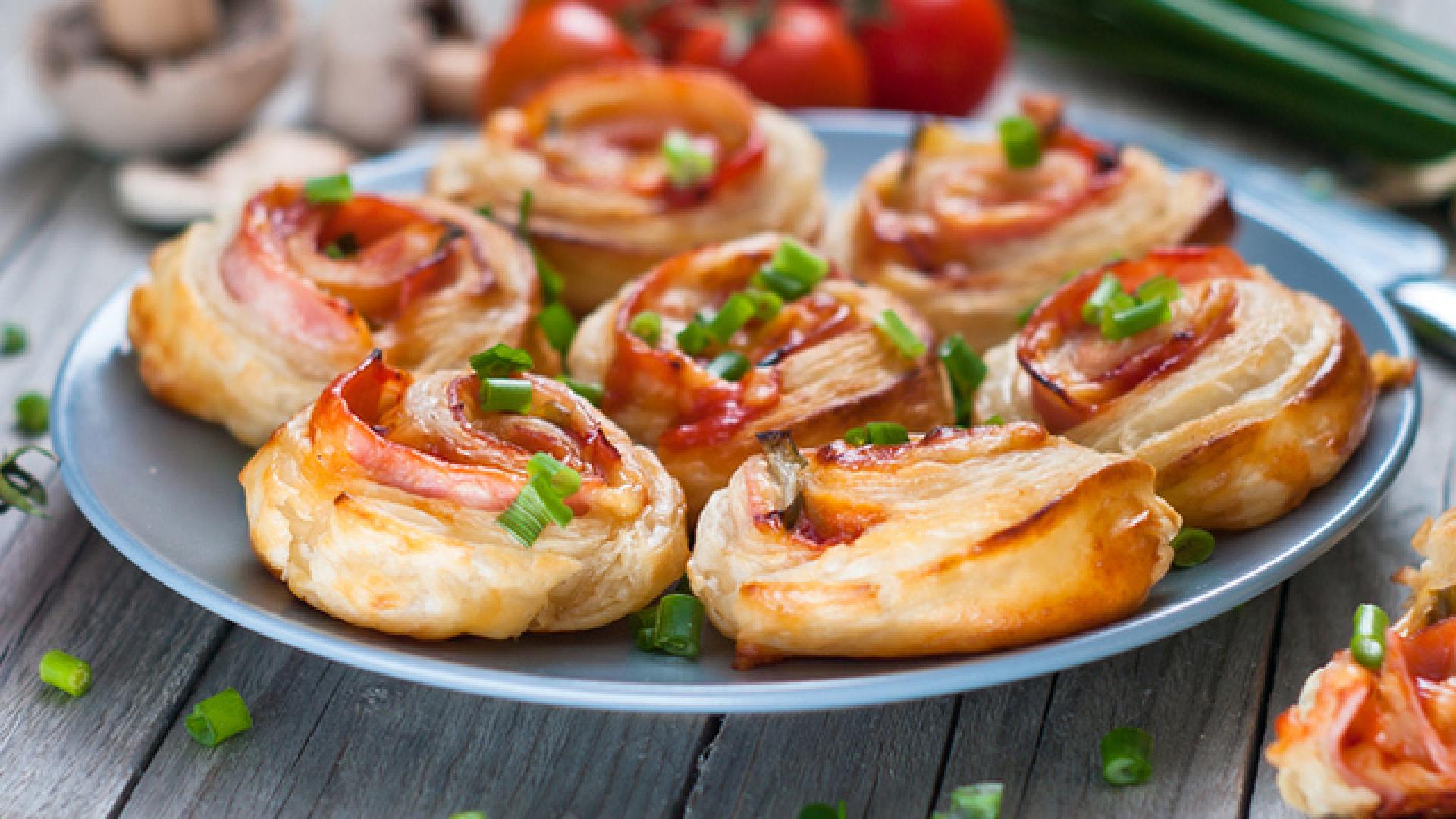 Рулца с бутер тесто, шунка и сирене