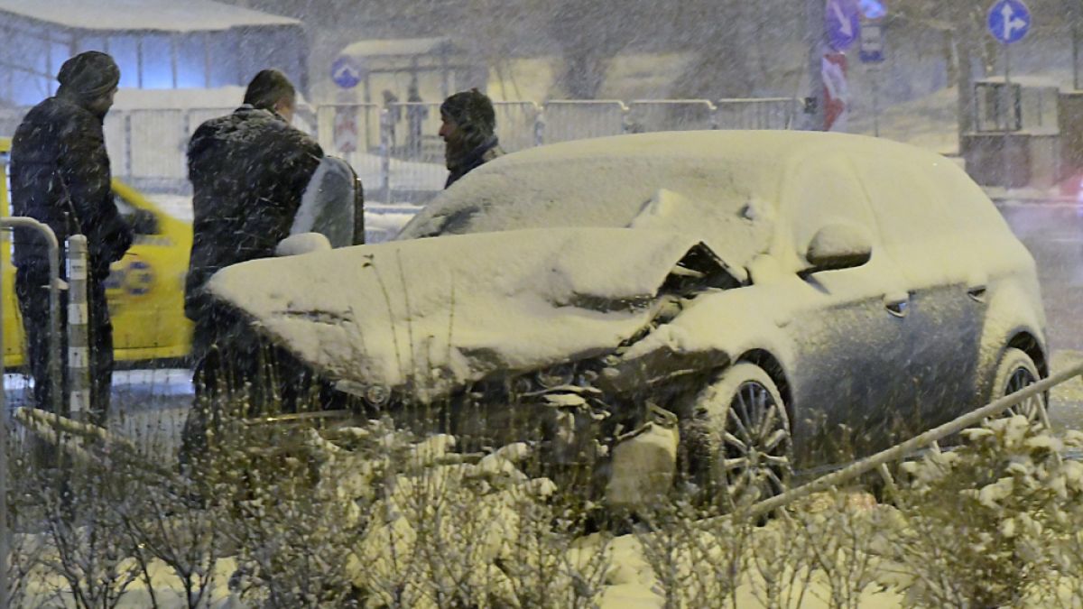 Смразяващи СНИМКИ от зверската катастрофа в „Младост“ 