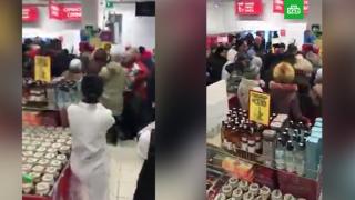 Купувачи си спретнаха як бой заради рекламни чаши