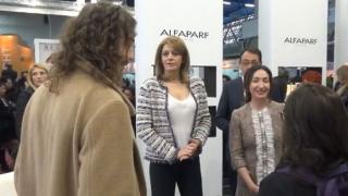 Деси Радева прикова вниманието с дълбоко деколте и усмивка (ВИДЕО)