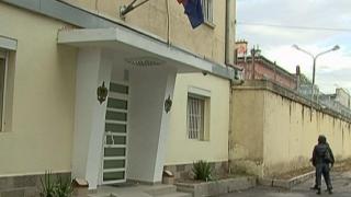 Майката на Батмана: Синът ми е със страшни болки в затвора, ще стигна и до Страсбург