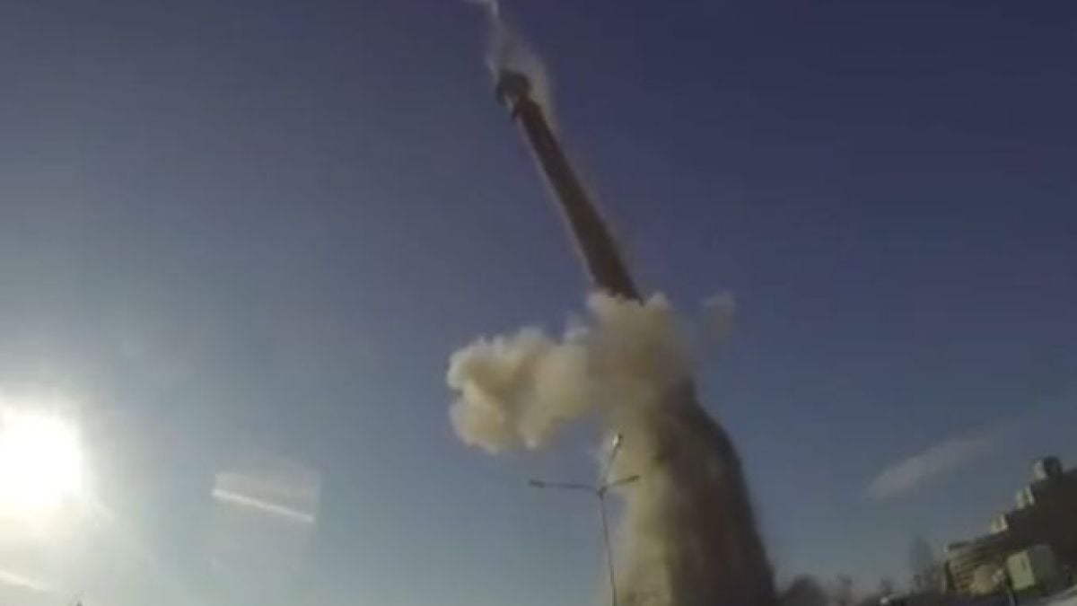 Зрелищно ВИДЕО! 200-метрова кула се сгромоляса в центъра на Екатеринбург след експлозия 