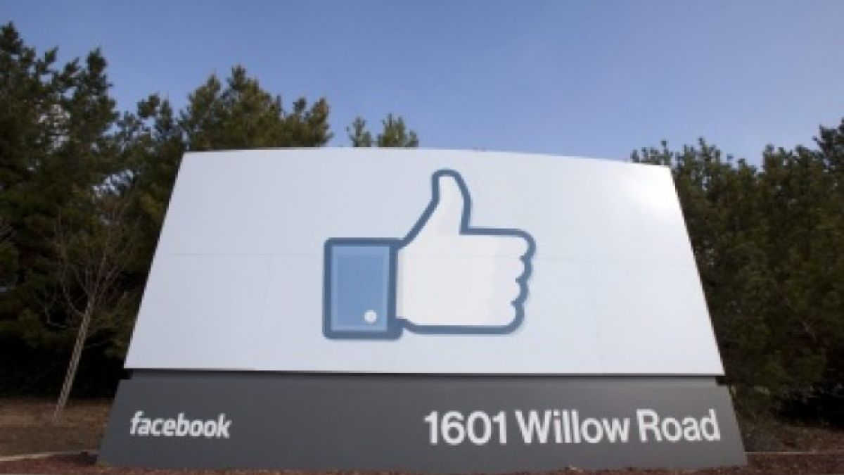 Бивш високопоставен служител обяви: Facebook краде данни чрез игри