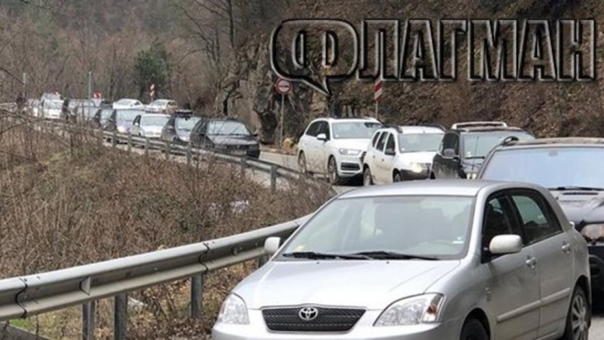 Стотици коли са в капан край Пампорово заради свлачище