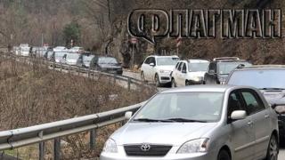 Стотици коли са в капан край Пампорово заради свлачище