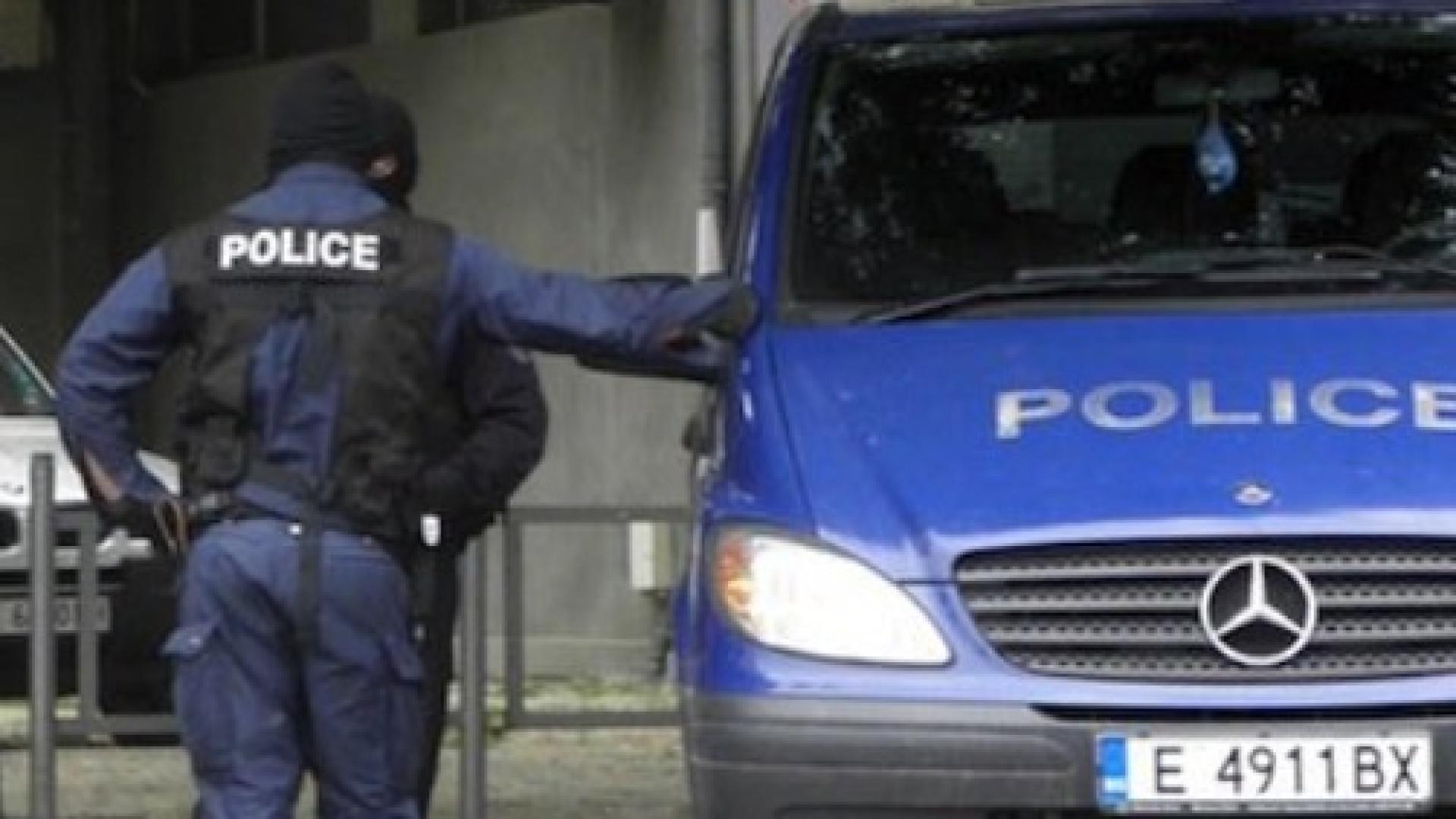 Таксиджия отвлече и изнасилва 3 часа 15-годишно момиче